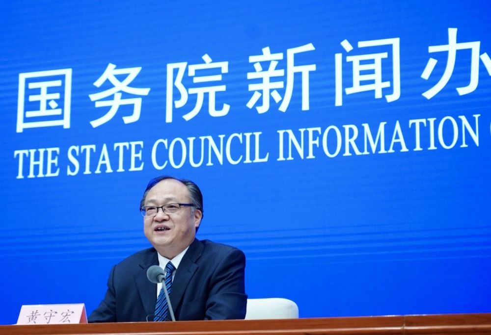 5月22日，國務(wù)院新聞辦邀請政府工作報告起草組負(fù)責(zé)人、國務(wù)院研究室主任黃守宏解讀政府工作報告有關(guān)情況。新華社記者　陳建力　攝