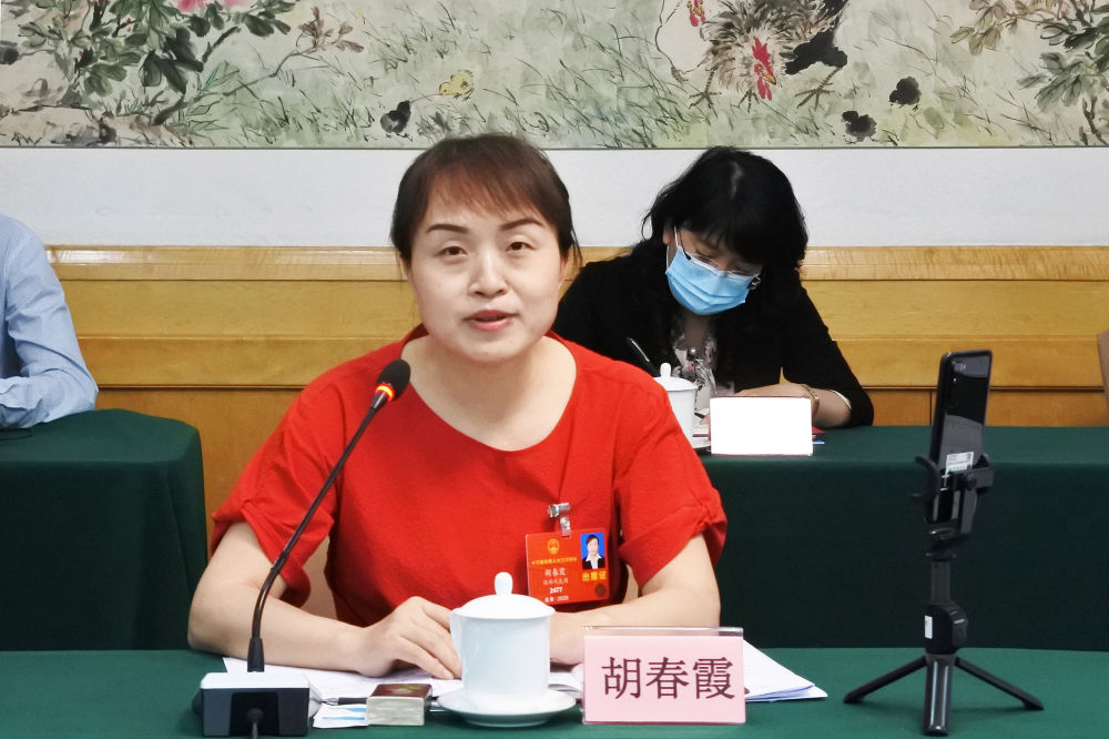 5月23日，全國人大代表胡春霞在參加分組審議政府工作報告時發(fā)言。新華社記者　吳雨　攝