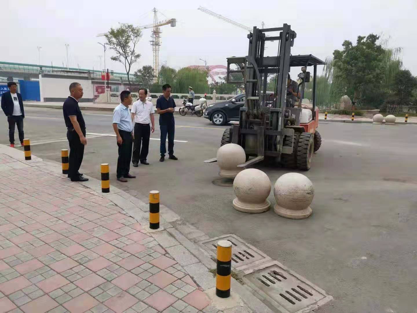 為向新中國(guó)成立七十周年獻(xiàn)禮，市城建集團(tuán)攻堅(jiān)克難，實(shí)現(xiàn)了北門棚改區(qū)域民生路10月1日零時(shí)順利通車。國(guó)慶假期，市城建集團(tuán)堅(jiān)持做好一線工作，在與交警部門共同做好民生路通車保障工作外，抓細(xì)節(jié)，抓落實(shí)，確保其他各項(xiàng)工作有序推進(jìn)。.jpg